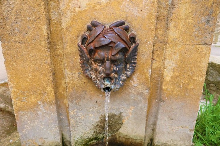 Triton en fonte de la fontaine rue de la Mairie