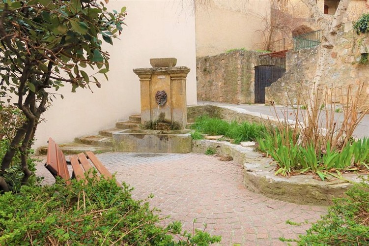 Fontaine rue de la Mairie et sa petite place