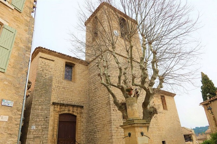 Église Saint-Jean-Baptiste depuis la place de la Colonne