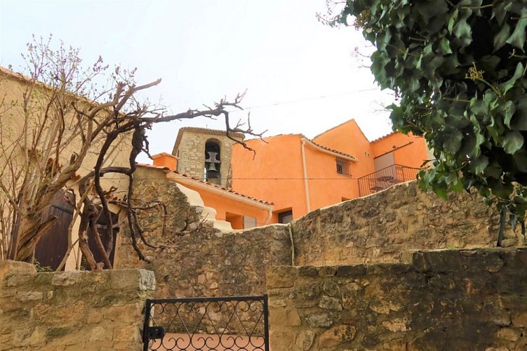 Clocher de l'église depuis une ruelle du village