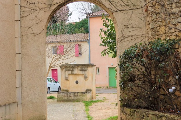 Fontaine depuis l'arche de la mairie
