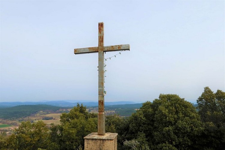 Croix géante en métal, face à l'Ermitage