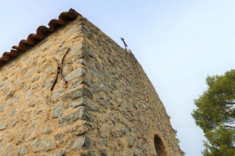 L'Ermitage Sainte-Croix et sa croix en métal
