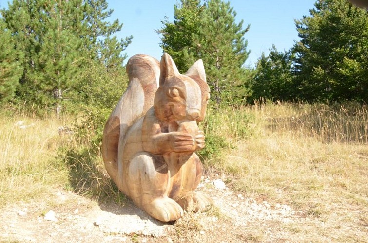 Écureuil sculpté en bois