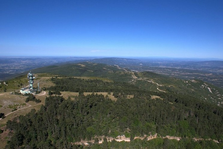 Le Mourre Nègre et le Petit Luberon au fond