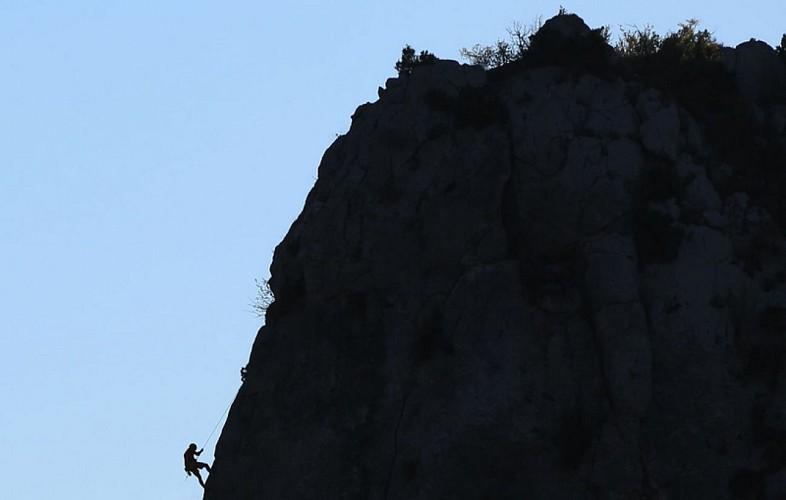 Grimpeur sur le rocher de l'Aiguille