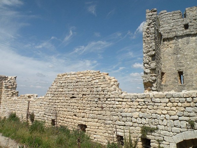 Au sein des remparts du fort de Buoux
