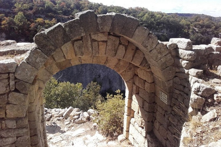 Portail d'entrée du fort de Buoux