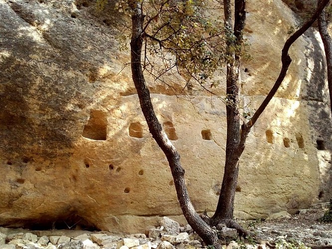 Rigole et encoches de poutres taillées