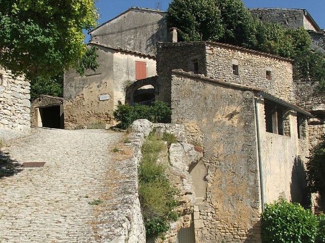 Rampe caladée dans les rues de Sivergues
