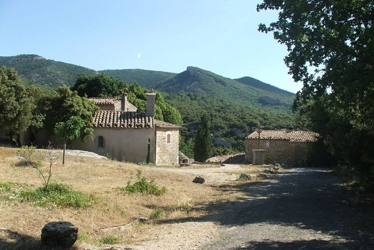 Sivergues et falaise de L'Ourillon  au fond