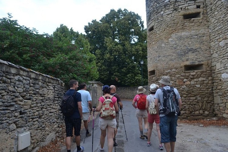 Passage devant l'enceinte