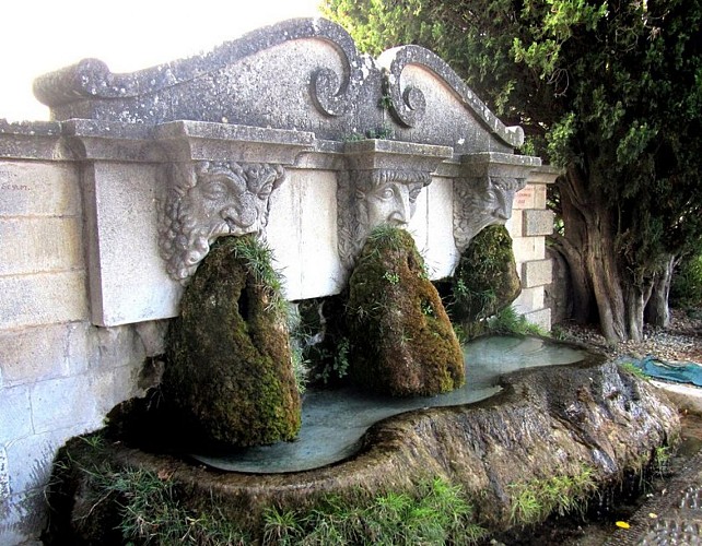 Fontaine aux trois masques