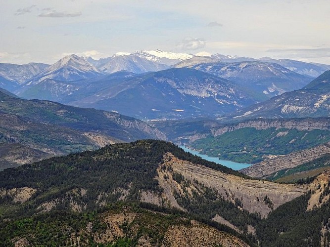 Au loin le lac de Castillon et les Alpes