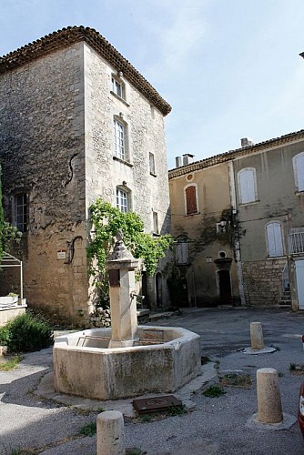 Place de Verdun à Céreste