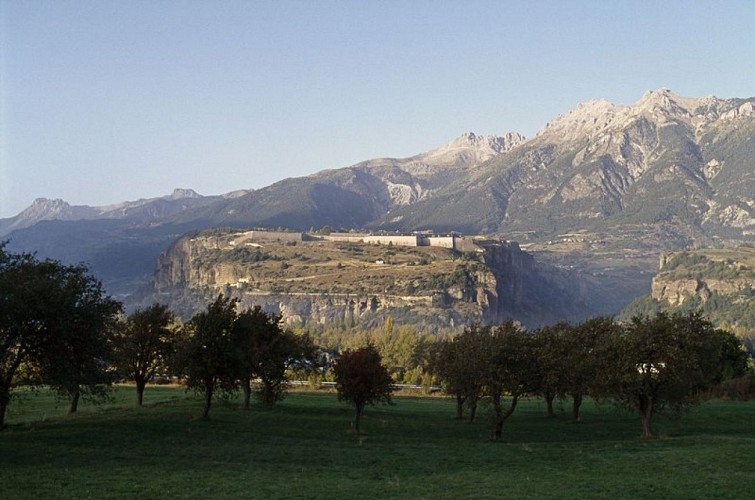 Vue générale sur le plateau et la place forte