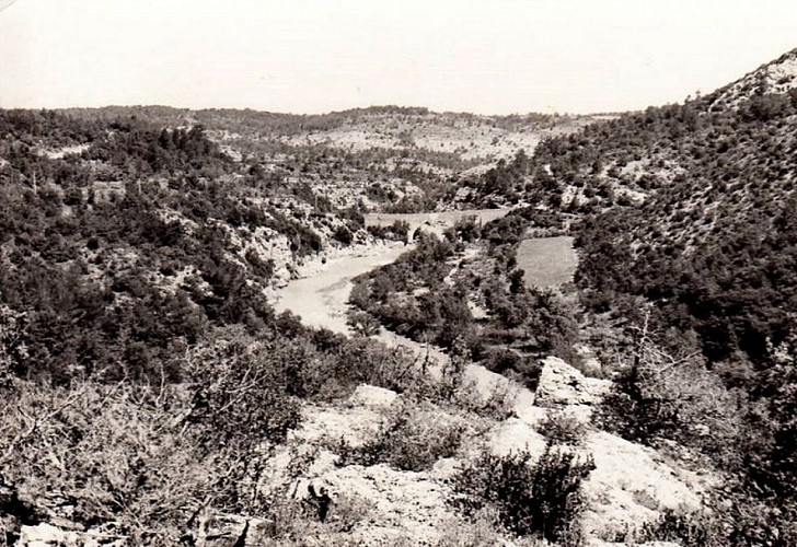 Le pont noyé sous le lac