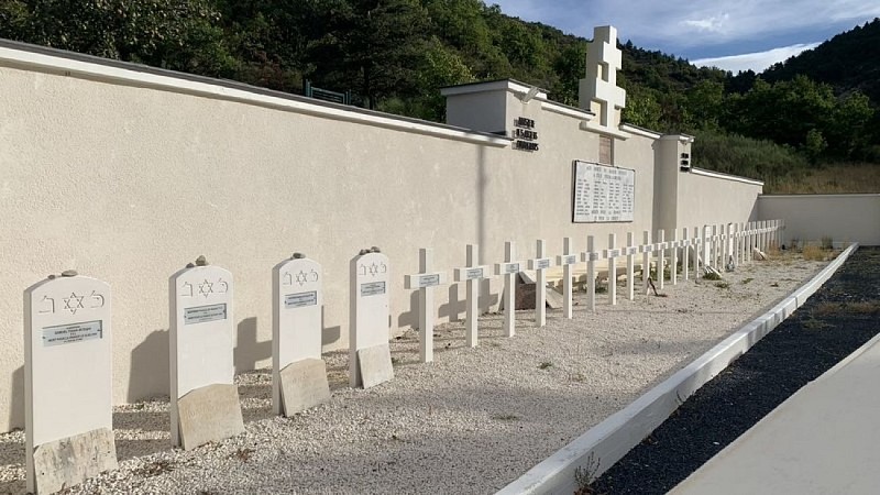 Tombes des 35 personnes fusillées