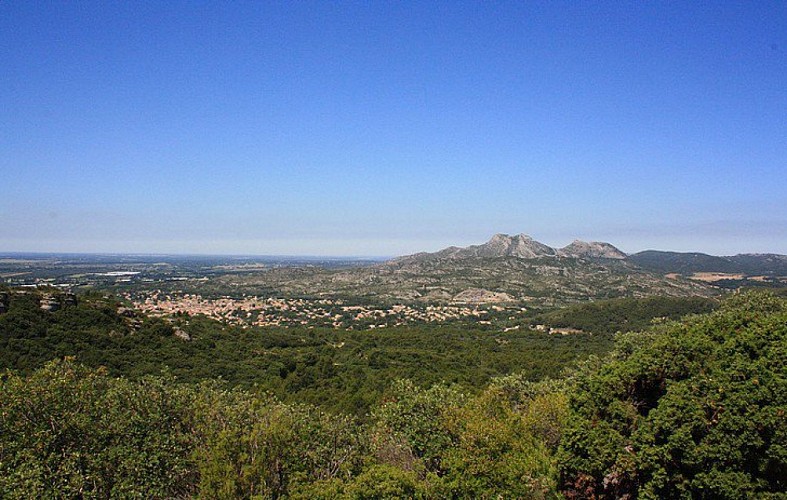 Village d'Eyguières vu du massif du Défends