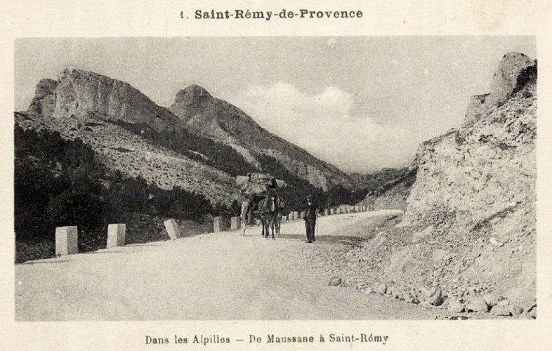 Alignement de pierres en bordure de chemin au début du XXe s.
