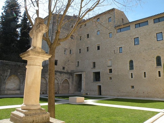 Dans le cloître du couvent