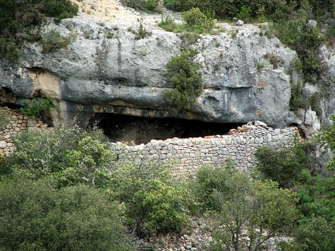 Abris sous roche, sous le sentier
