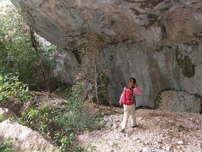 Véroncle, passsage sous une baume