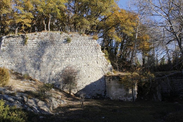 Ruines du barrage des étangs