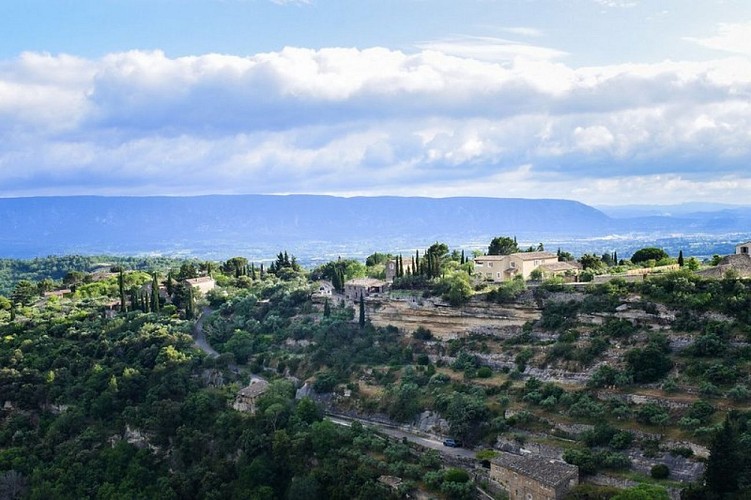 Gordes sur son éperon rocheux