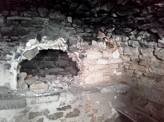 Ancien four à pain de la Débroussède