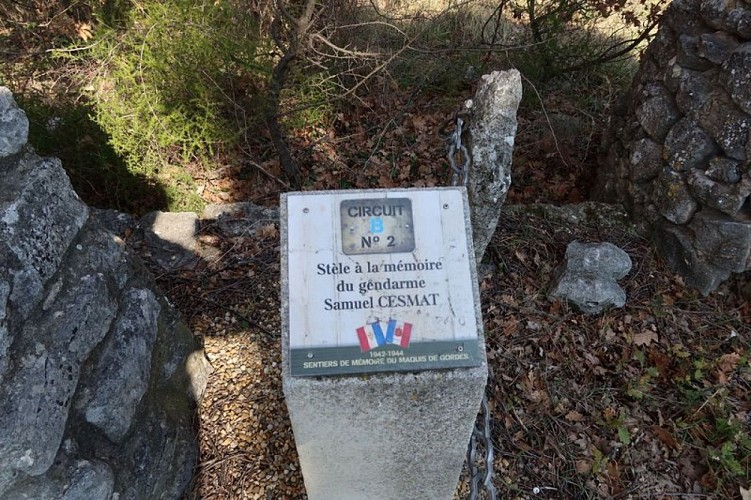 Panneau près de la stèle Samuel Cesmat
