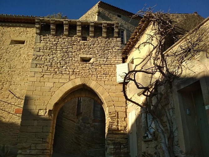 Goult, porte du château inférieur