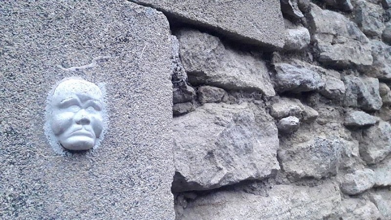 Statuette sur un mur du village