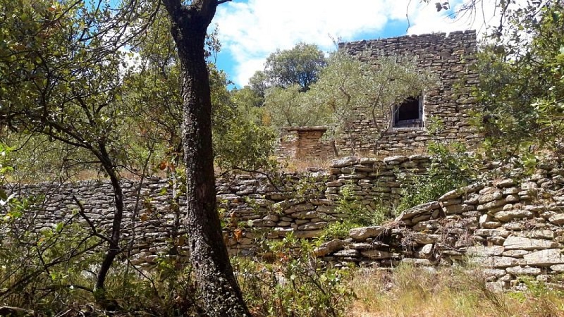Murs et habitat en pierre sèche
