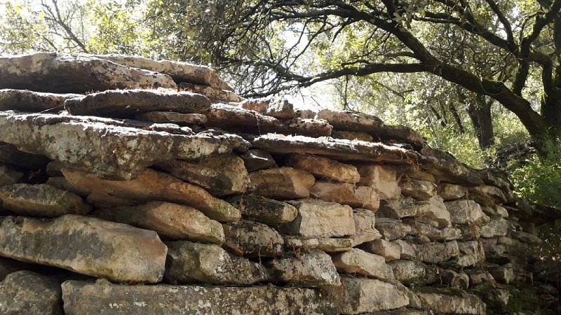 Faîte de mur en pierre plate couchée