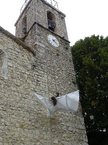 Danse verticale sur l'église lors de la Fête du Parc
