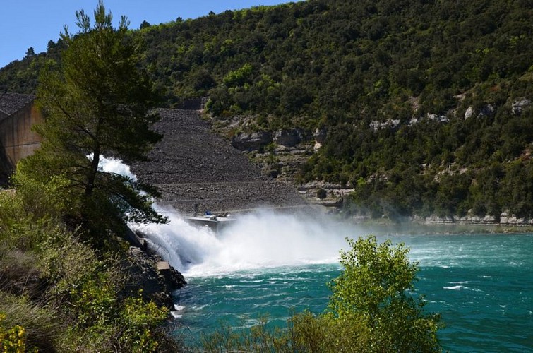 Laché d'eau au barrage