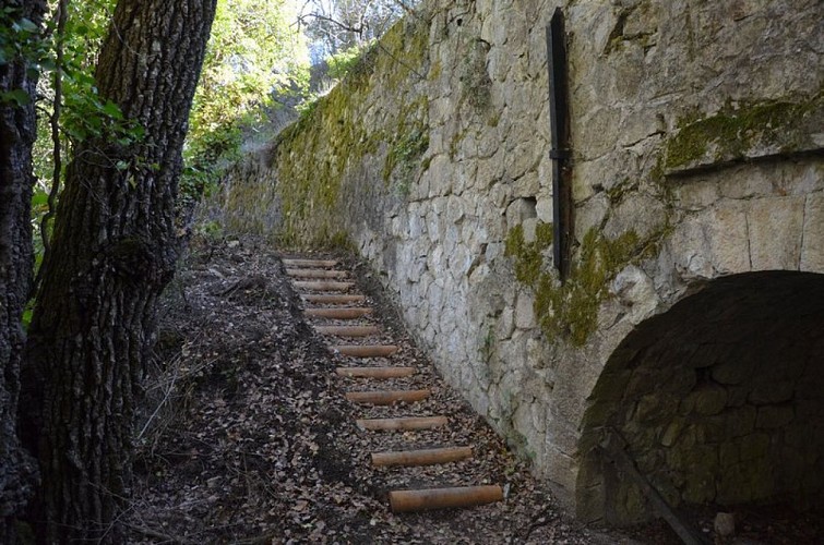 Detail de l'aqueduc et du sentier