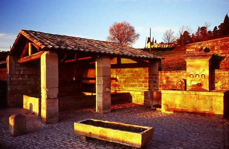 Lavoir couvert de Murs