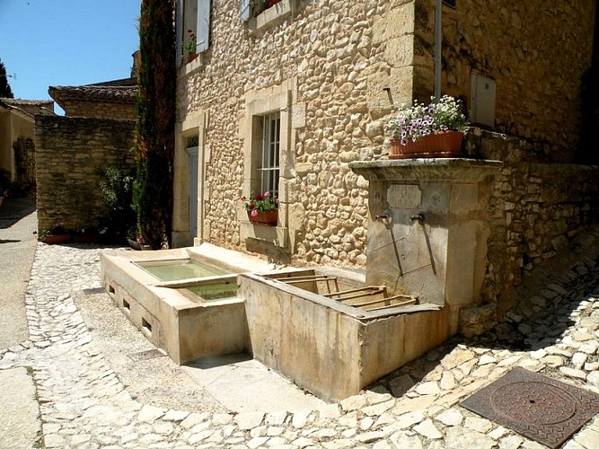 Fontaine-lavoir de Joucas