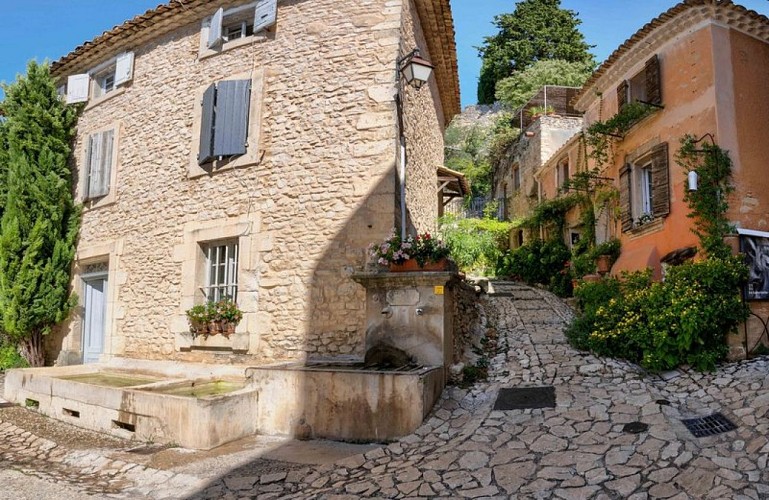 Fontaine-lavoir de Joucas