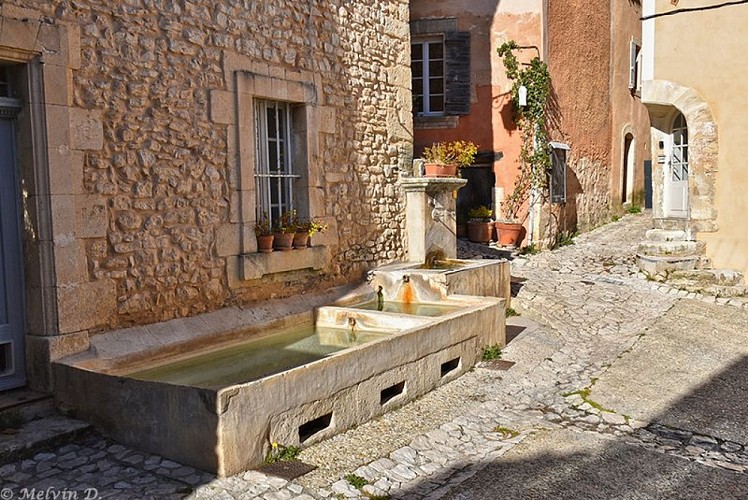Fontaine-lavoir de Joucas