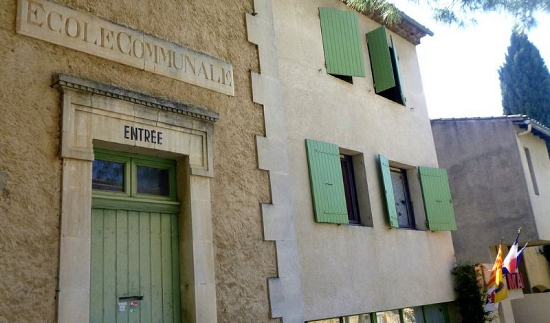 L'école communale et l'entrée de la mairie