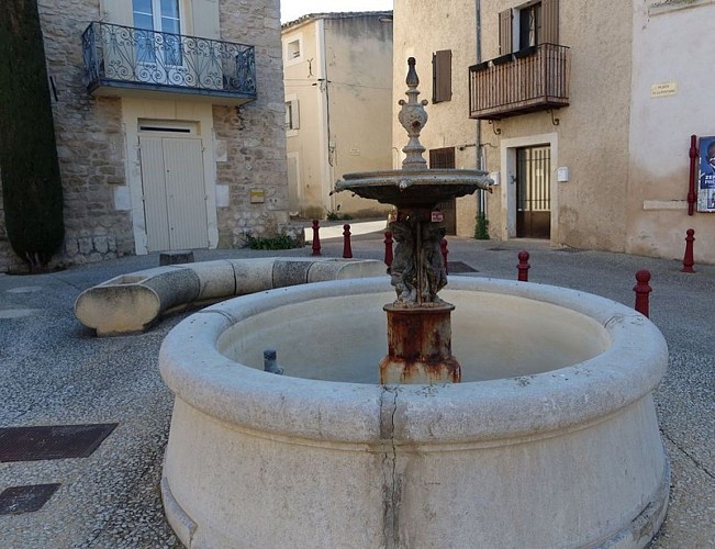 2ème fontaine de Lagnes, près de l'église