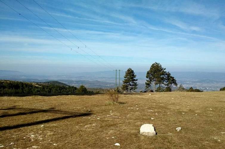 Ligne électrique sur les crêtes du Grand Luberon