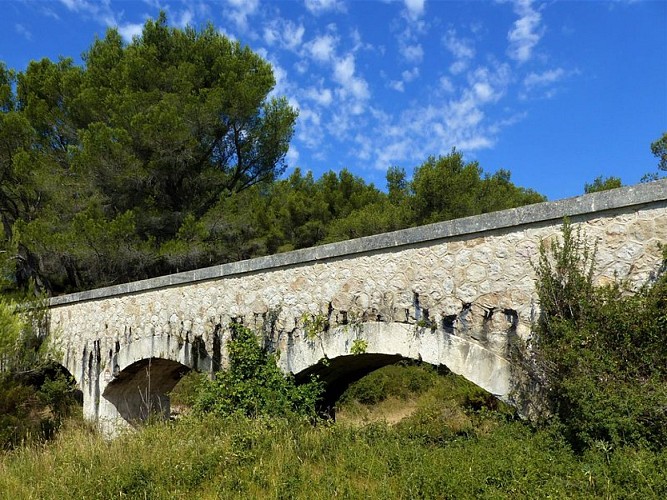 Pont-canal de la vallée des Baux