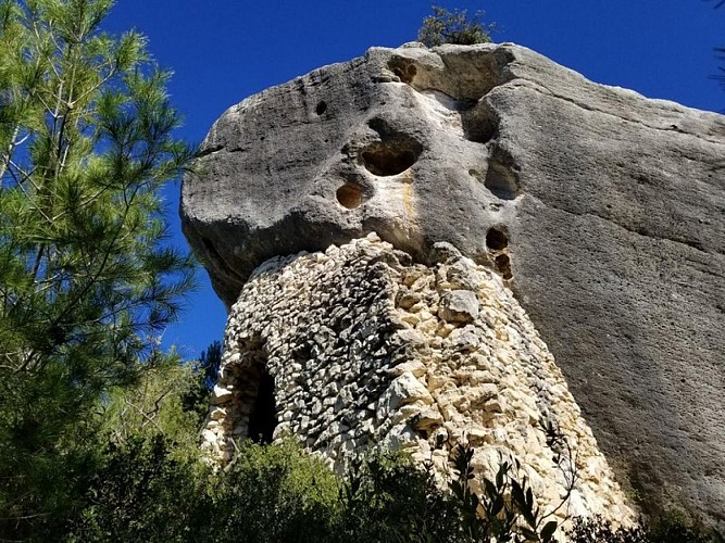 Rochers troués habités