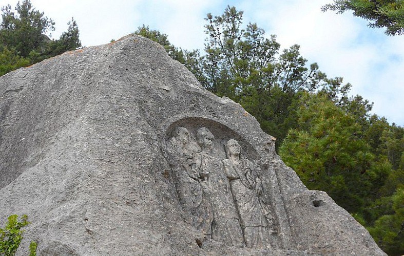 Stèle au-dessus de la chapelle