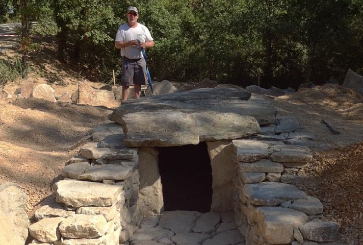 Entrée du dolmen en cours de chantier