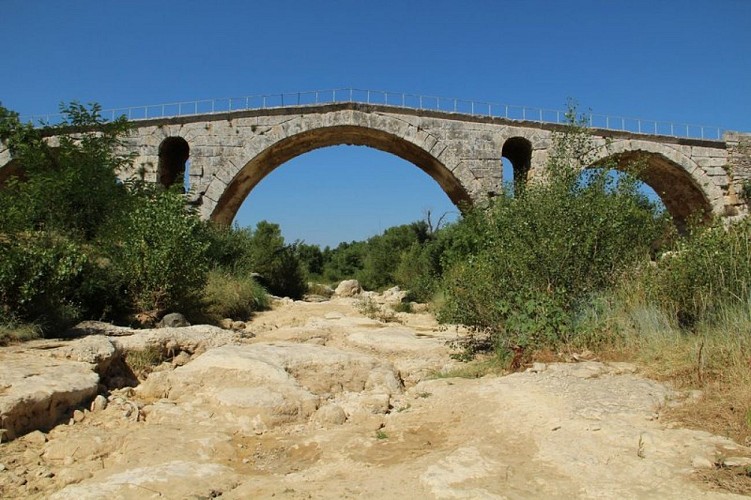 Pont-Julien en période d'étiage